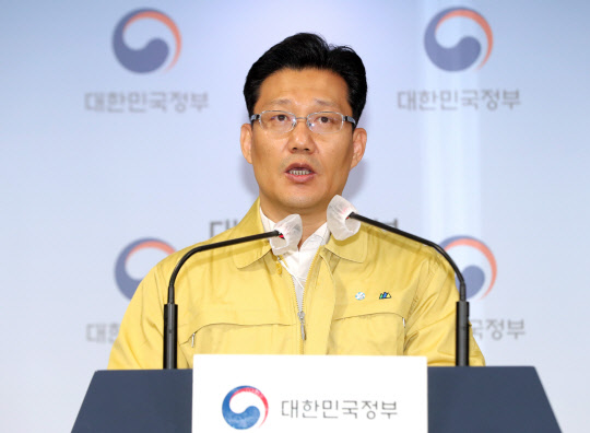 임인택 보건복지부 보건산업정책국장이 18일 정부서울청사에서 정부의 코로나19 해외 개발 백신 확보물량과 공급시기 등에 관해 브리핑하고 있다.  연합뉴스